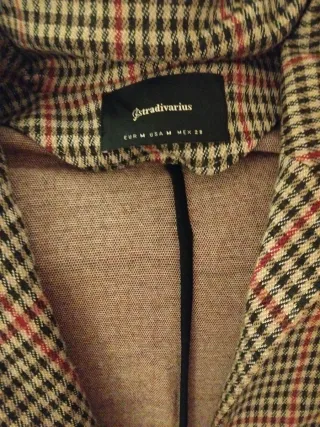 Gabardina de cuadros marrón y rojo