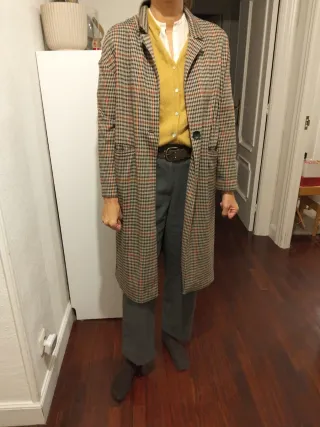 Gabardina de cuadros marrón y rojo