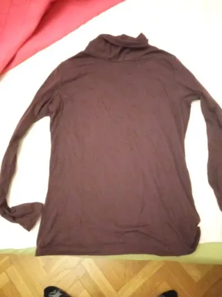 Camiseta cuello alto con estampado