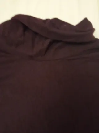 Camiseta cuello alto con estampado