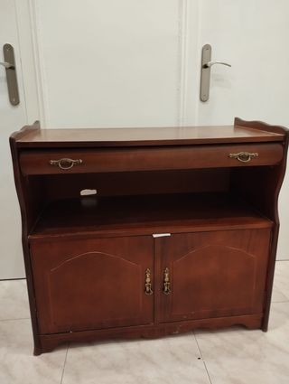 Mueble de madera marrón