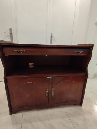 Mueble de madera marrón
