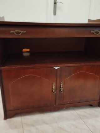 Mueble de madera marrón