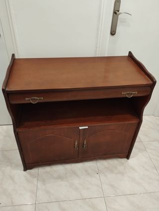 Mueble de madera marrón