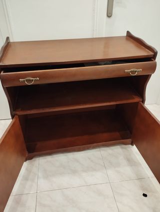 Mueble de madera marrón