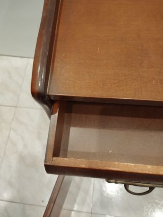 Mueble de madera marrón