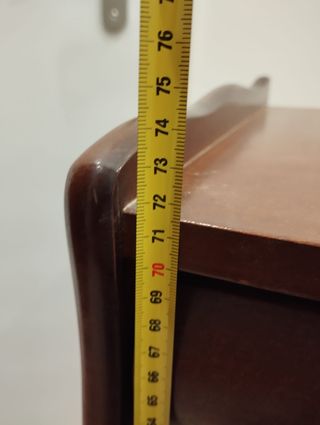 Mueble de madera marrón