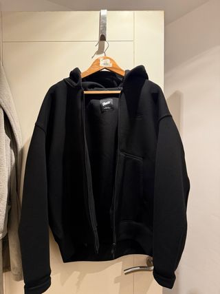 Sudadera con cremallera Pull and Bear negra