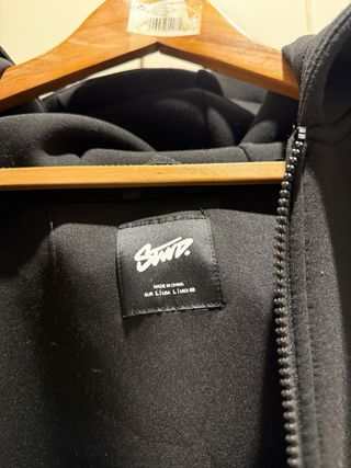 Sudadera con cremallera Pull and Bear negra