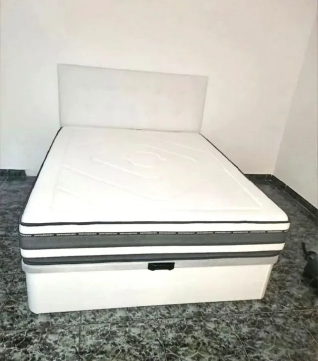 Canapé de madera marrón