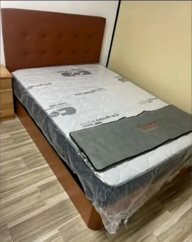 Canapé de madera marrón