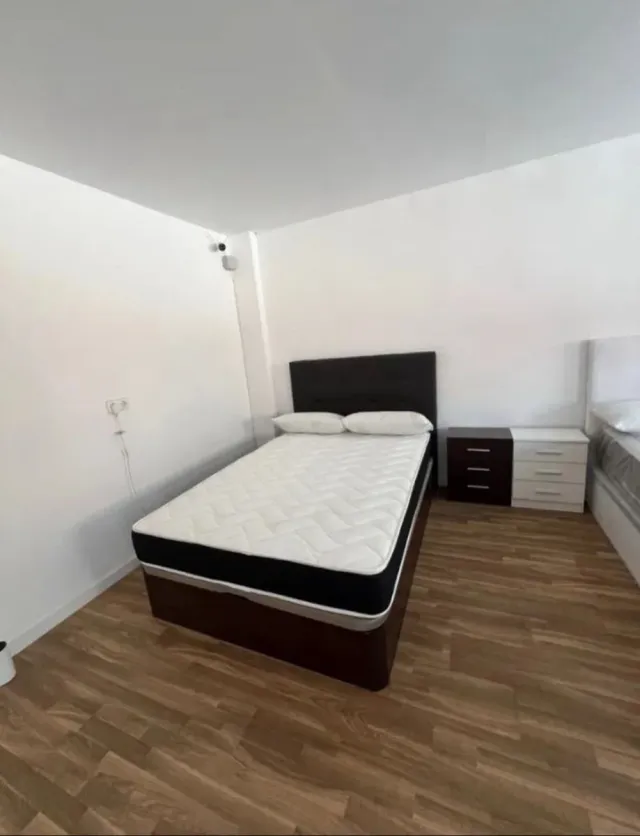 Canapé de madera marrón