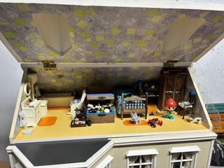 Casa de muñecas amueblada