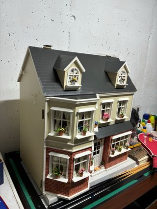 Casa de muñecas amueblada