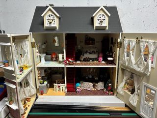 Casa de muñecas amueblada