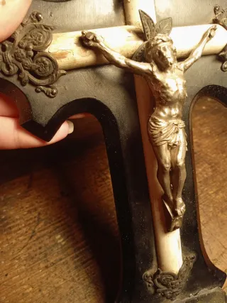 Crocifisso antico del 1800 con acquasantiera