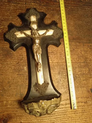Crocifisso antico del 1800 con acquasantiera