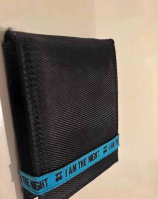 Cartera Pacha Negra con banda azul