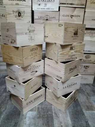 Lotto di 10 scatole di vino in legno per scaffalature