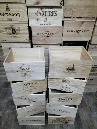 Lotto di 10 scatole di vino in legno per scaffalature