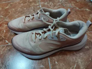 Zapatillas running Kiprun rosas y blancas