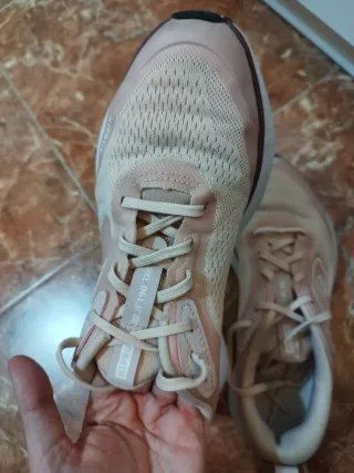 Zapatillas running Kiprun rosas y blancas