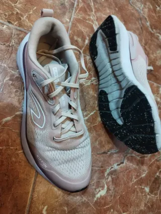 Zapatillas running Kiprun rosas y blancas
