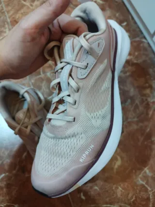 Zapatillas running Kiprun rosas y blancas