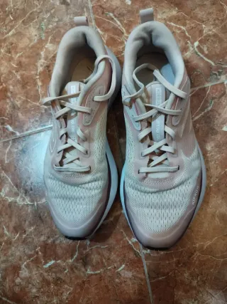 Zapatillas running Kiprun rosas y blancas