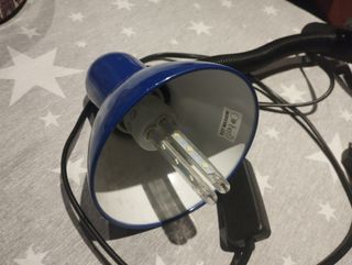 Lámpara de escritorio azul y marrón