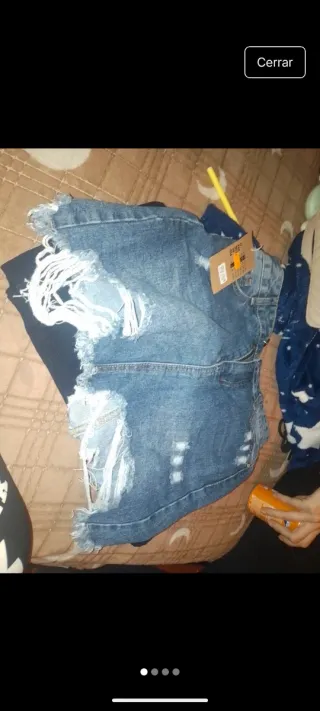 Falda vaquera rota mujer y chaquetas