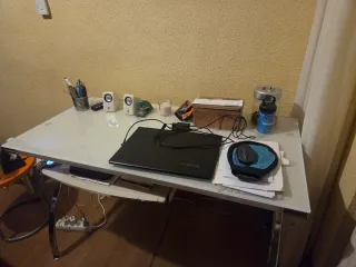 Mesa ordenador cristal y metal