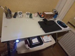 Mesa ordenador cristal y metal