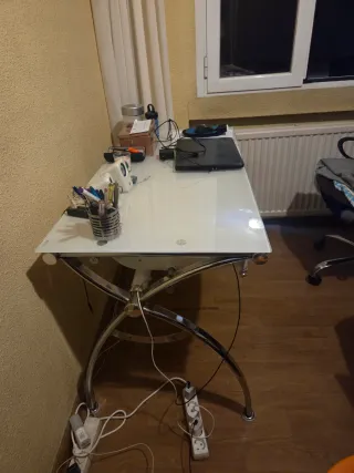 Mesa ordenador cristal y metal