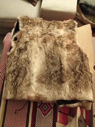 Chaleco de pelo marrón y amarillo