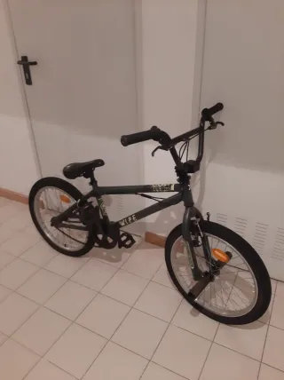 Bicicleta BMX gris