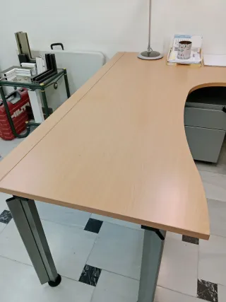 Mesa de oficina madera y metal
