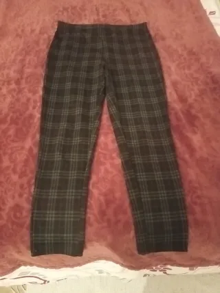 Pantalón pitillo cuadros negro,  gris y rojo