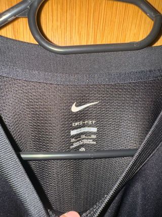 Camiseta Nike Negra y Dorada