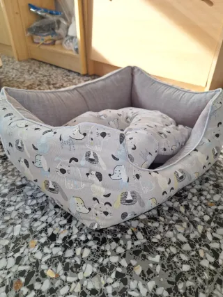 Cama para perro con estampado de perros
