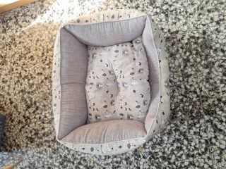 Cama para perro con estampado de perros