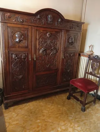 Armario antiguo de madera tallada
