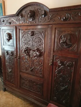 Armario antiguo de madera tallada