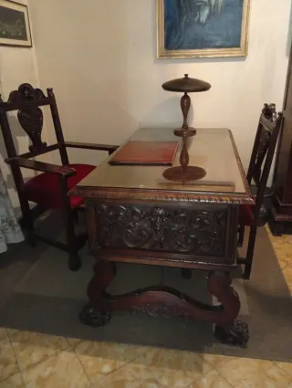 Armario antiguo de madera tallada