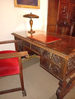 Armario antiguo de madera tallada