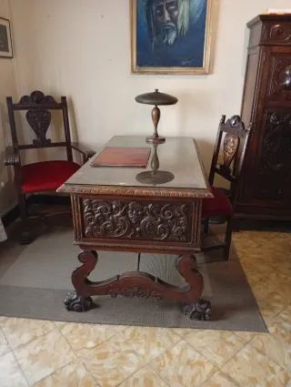 Armario antiguo de madera tallada