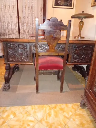 Armario antiguo de madera tallada