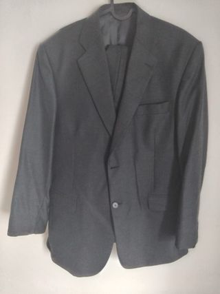 Traje gris hombre