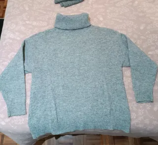 Jersey de punto gris cuello alto vuelto