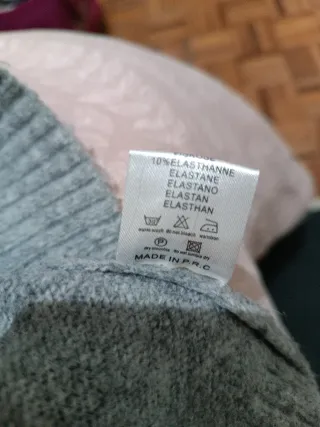 Jersey de punto gris cuello alto vuelto